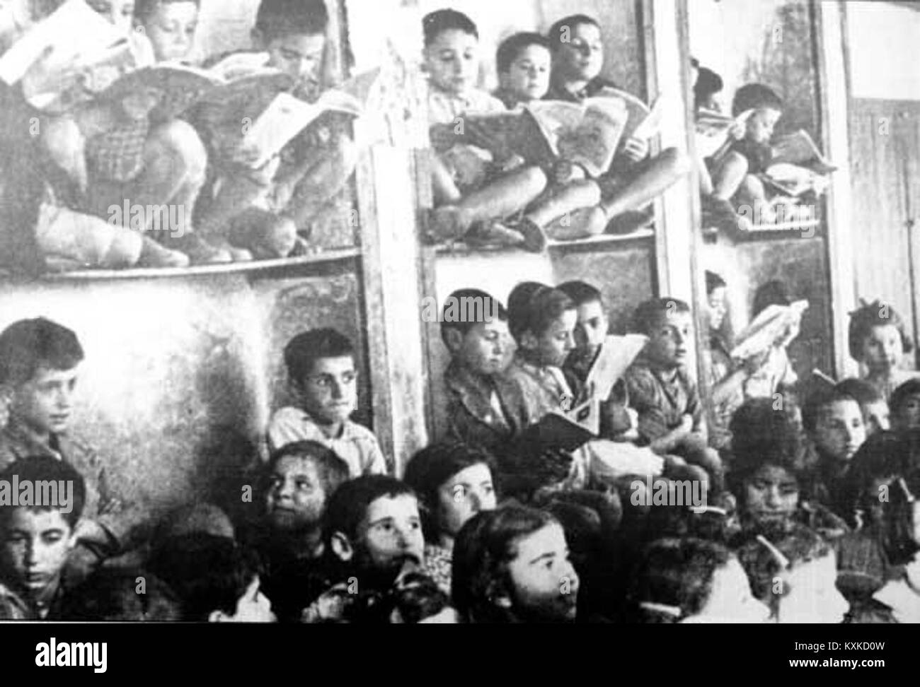 Dieses Bild zeigt armenische Flüchtlingskinder in Aleppo, Syrien, während des Völkermordes von 1915. Es zeigt die Auswirkungen der armenischen Diaspora und der Flüchtlingskrise in dieser Zeit der Tragödie. Stockfoto