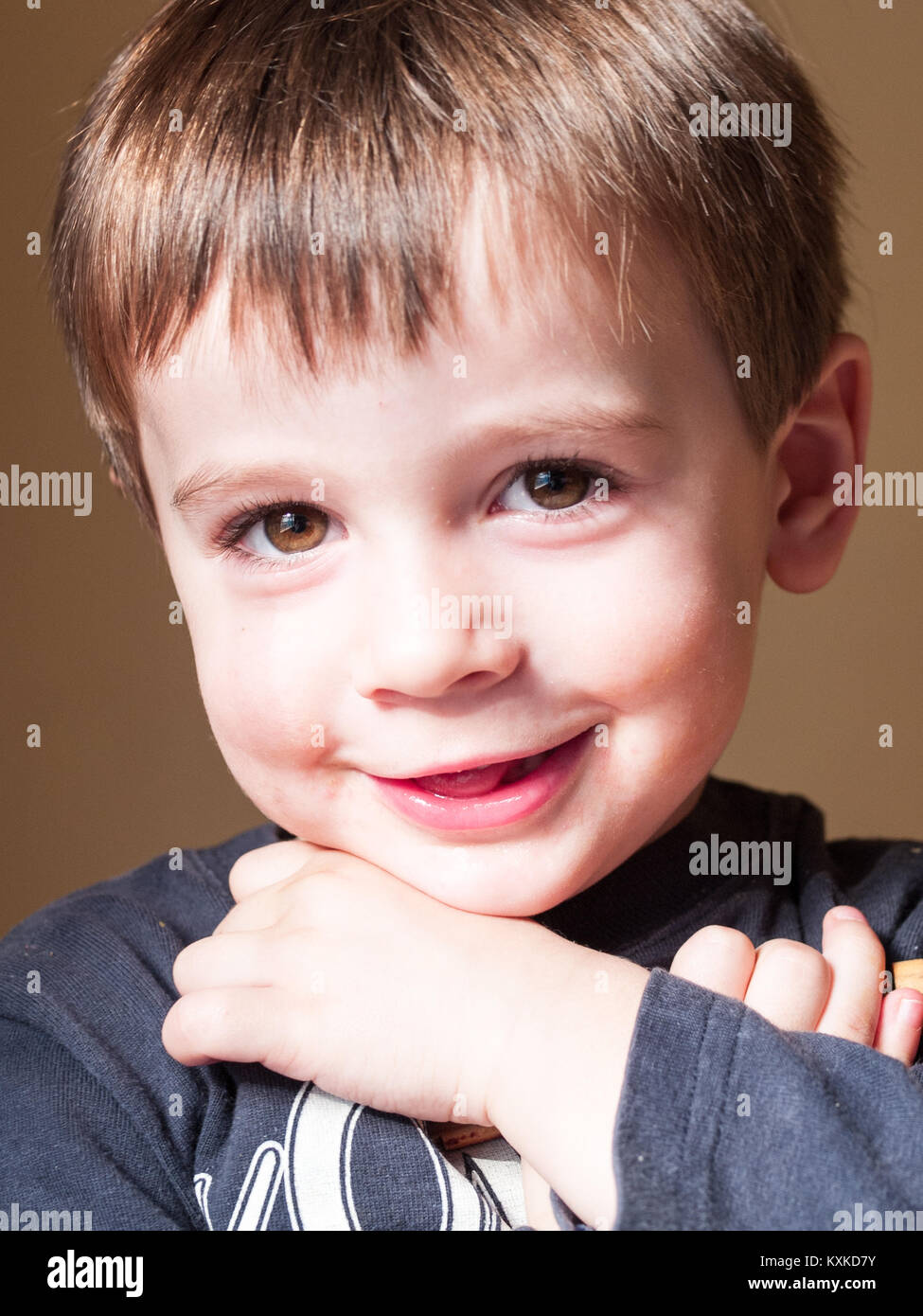 Portrait von 4 Jahre alten Kind, während durch Sonnenlicht beleuchtet lächelnd Stockfoto