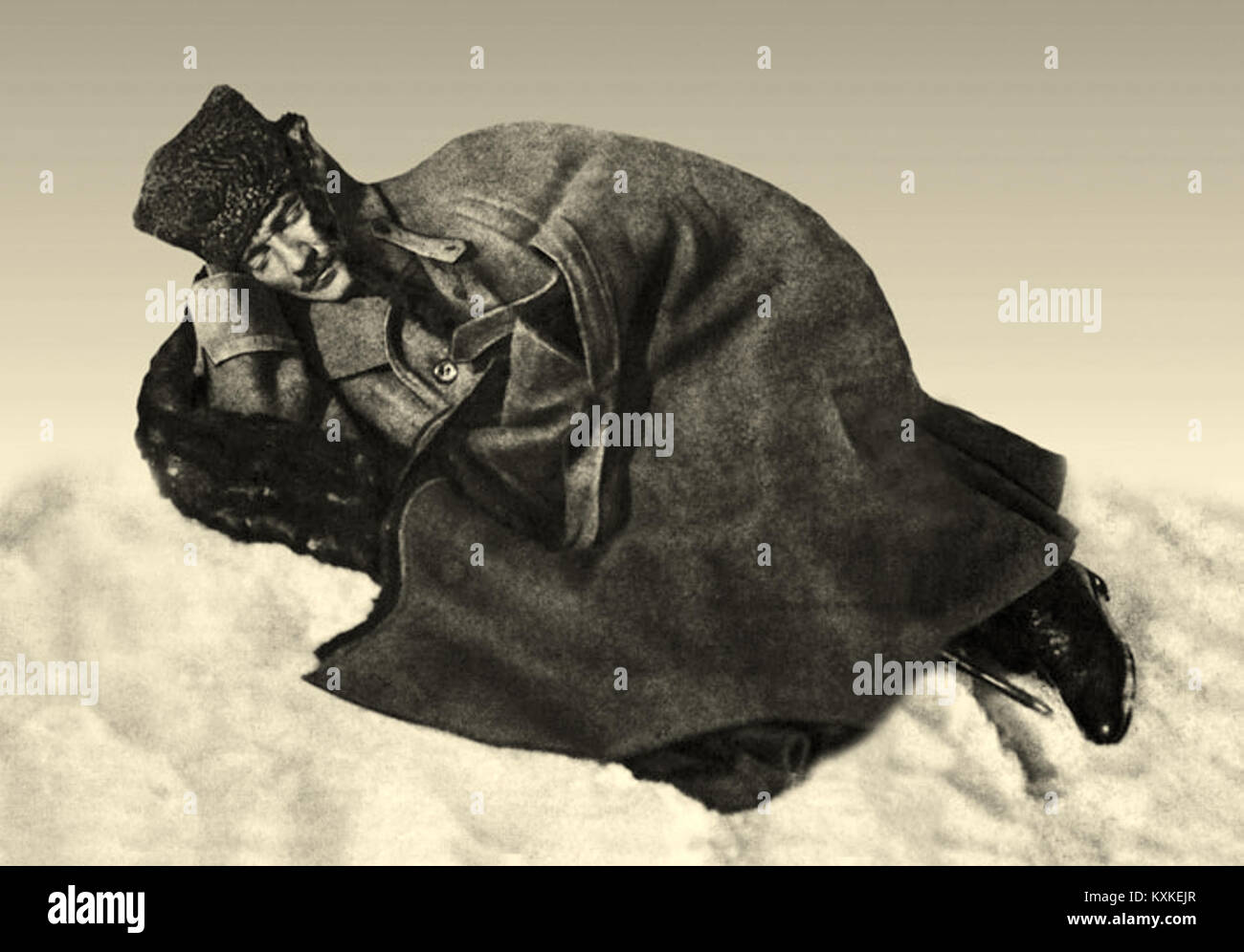 Dieses Foto zeigt Mustafa Kemal Atatürk, der während des Gallipoli-Feldzugs im Ersten Weltkrieg an der Front ruht. Das Bild zeigt seine Führung und sein Engagement während eines der kritischsten militärischen Konflikte in der Türkei. Stockfoto