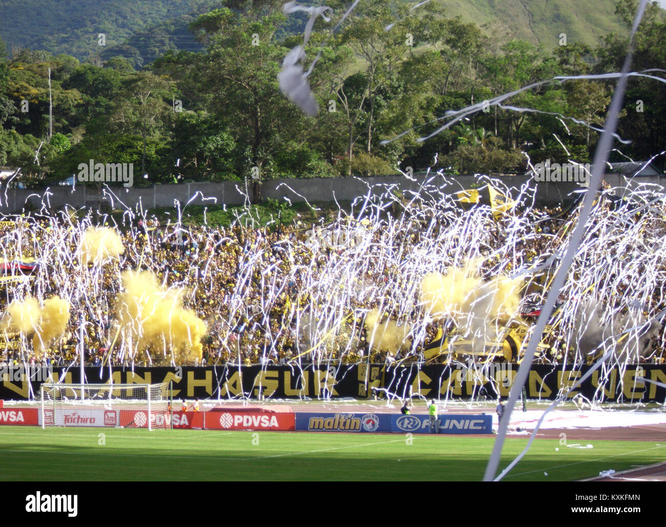 Ein Fußballspiel zwischen Avalancha Sur und Esppor in Táchira, Venezuela, das die Sportveranstaltung und die Mannschaftsbeteiligung dokumentiert. Stockfoto