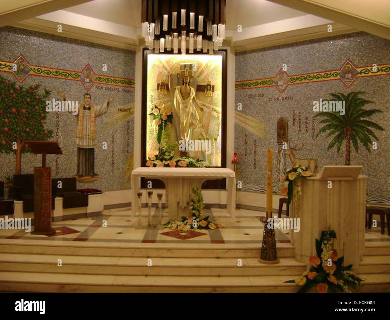 Aktueller Altar der Kirche der Himmelfahrt in Nizza di Sicilia, fotografiert 2011, zeigt die Altarstruktur und die Innenausstattung. Stockfoto
