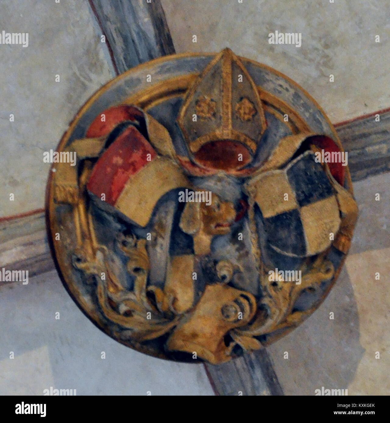 Dies ist ein detailliertes architektonisches Merkmal des Kreuzgangs des Augsburger Doms, bekannt als Ostflügelbogen des Kreuzgangs. Der Schlussstein ist ein kritisches Bauelement im gotischen Entwurf des Doms. Stockfoto