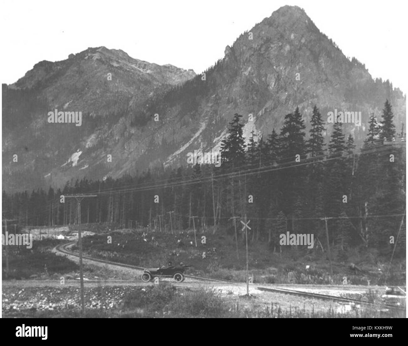 Automobil, möglicherweise, die Herrn Kiehl, an einem Bahnübergang in der Nähe von Snoqualmie Pass, Washington, 17. Oktober 1915 (KIEHL 113) Stockfoto