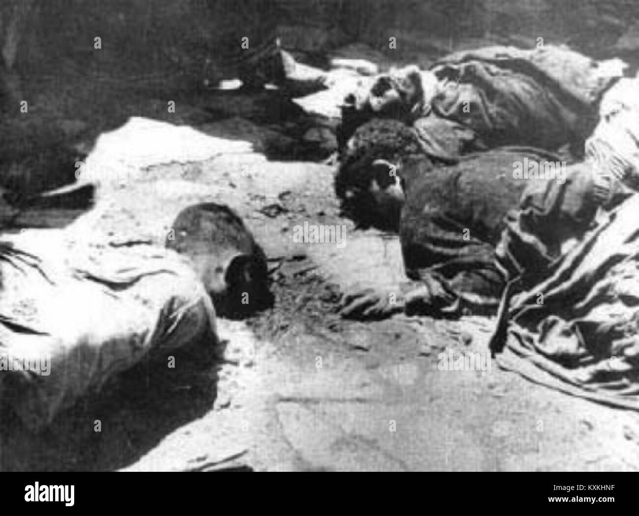 Foto, das Individuen auf dem Boden in einem provisorischen Tierheim (Gourbi) am 8. Mai 1945 zeigt, wie die Bedingungen am Ende des Zweiten Weltkriegs festgehalten wurden Stockfoto