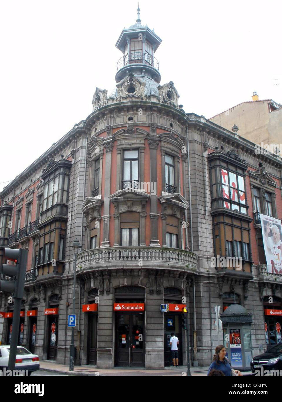 Casa de Eladio Muñiz in Avilés, Asturien, Spanien ist ein 1903 von dem zurückgekehrten Emigranten Eladio Muñiz nach einer Karriere in Kuba erbautes Herrenhaus. Es verfügt über eine dreistöckige Fassade, ein Dachgewölbe und einen Turm mit Blick auf die Mündung. Stockfoto
