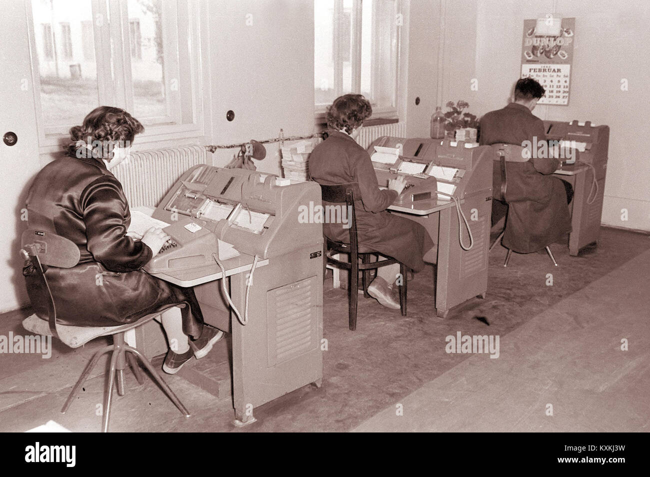 Diese Abbildung zeigt automatische Rechenmaschinen, die 1960 bei TAM eingesetzt wurden, und zeigt die technologischen Innovationen bei Computergeräten und den Fortschritt der frühen Computertechnik. Stockfoto