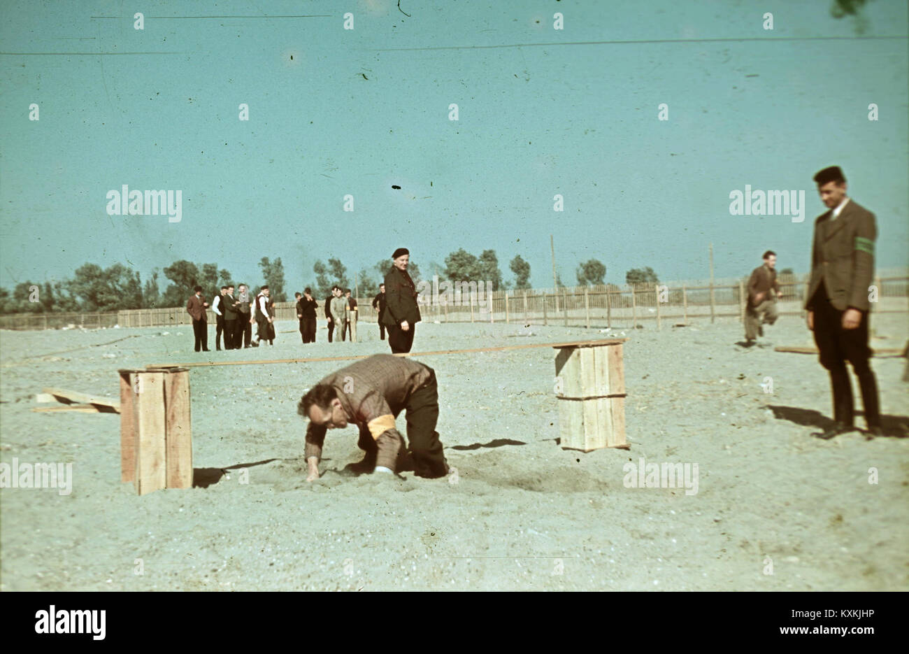 Ein Foto nach dem Zweiten Weltkrieg eines Flüchtlingslagers für ethnische Deutsche in Besszar, Ungarn, das die Vertreibung und Lebensbedingungen von Zivilisten während der Nachkriegszeit dokumentiert. Stockfoto