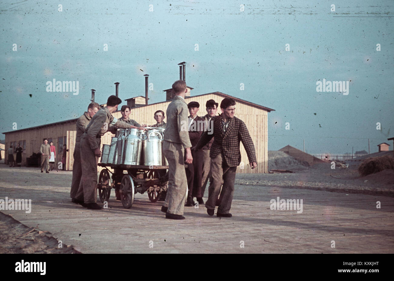 Dieses Foto zeigt ein temporäres Flüchtlingslager für ethnische Deutsche, die während einer Konfliktphase aus Bessarabien geflohen sind, und zeigt die Migration und Vertreibung der Bevölkerung während des Krieges. Stockfoto