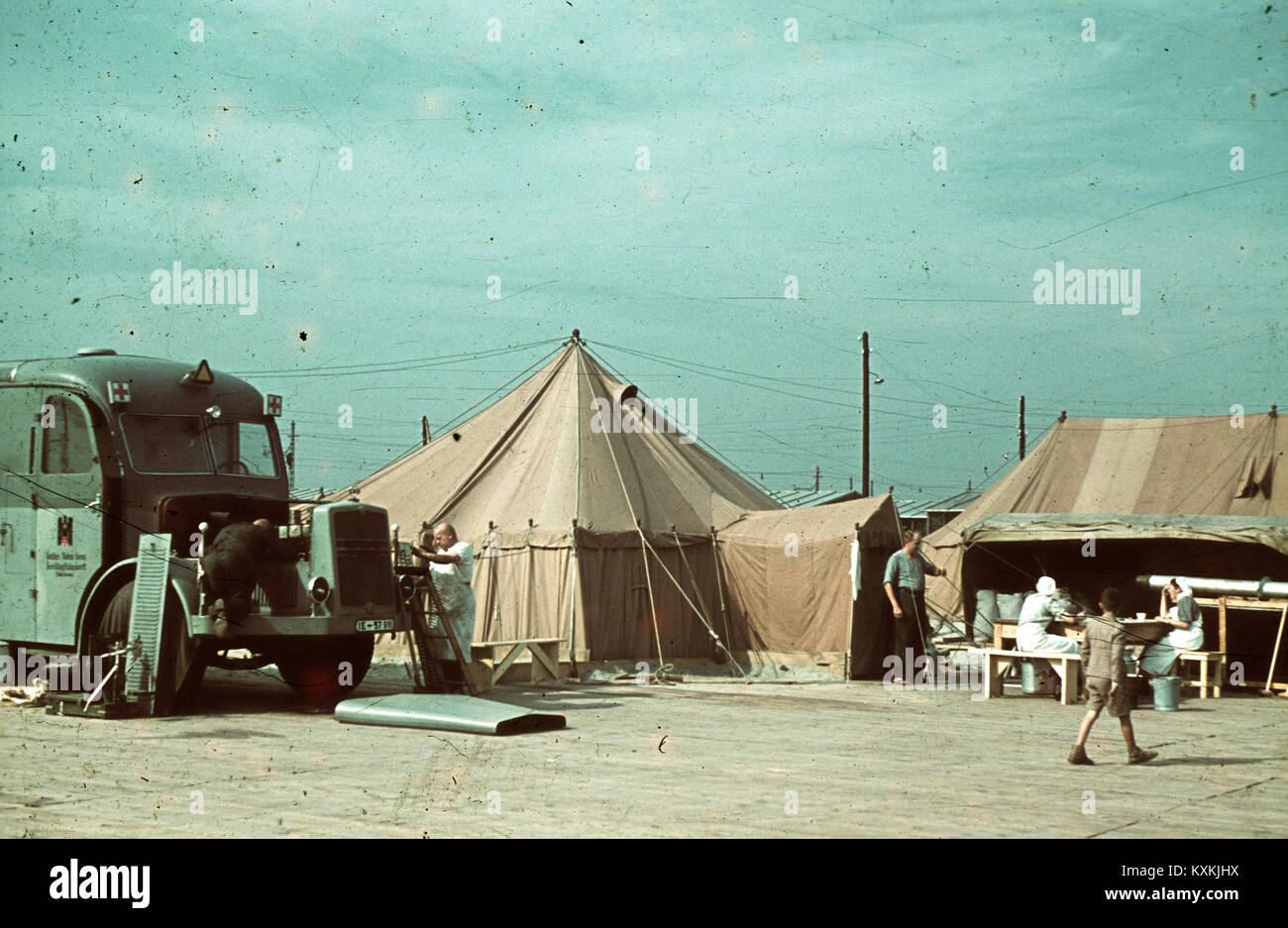 Ein Foto aus der Mitte des 20. Jahrhunderts eines temporären Flüchtlingslagers in Besszárbíbel, Ungarn, das die Vertreibung verschiedener Nationalitäten nach dem Zweiten Weltkrieg dokumentiert Stockfoto