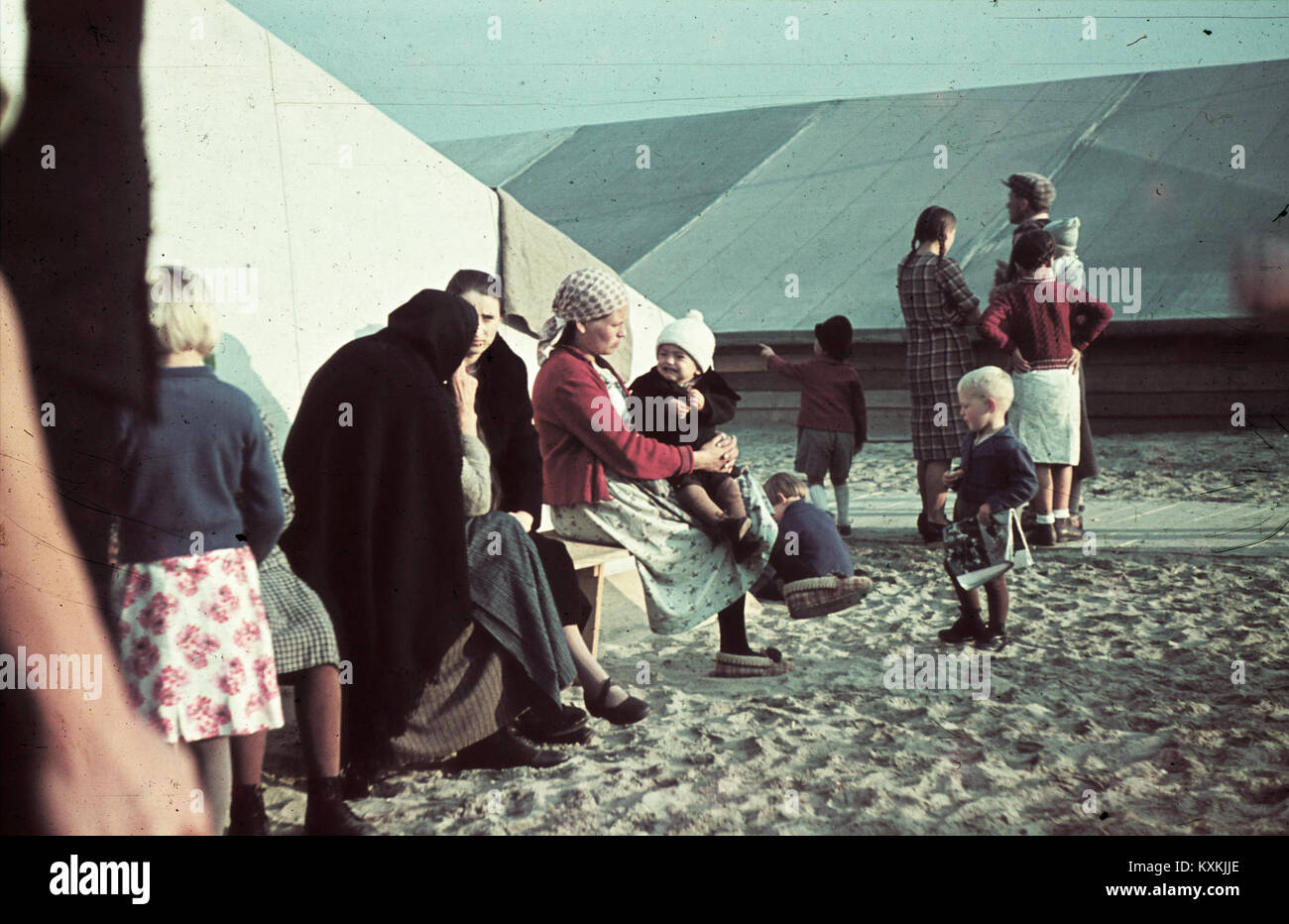 Foto eines Flüchtlingslagers für Vertriebene in Besszár, Ungarn, das provisorische Unterkünfte bietet und einen Einblick in das Leben der Flüchtlinge nach dem Krieg gewährt. Stockfoto