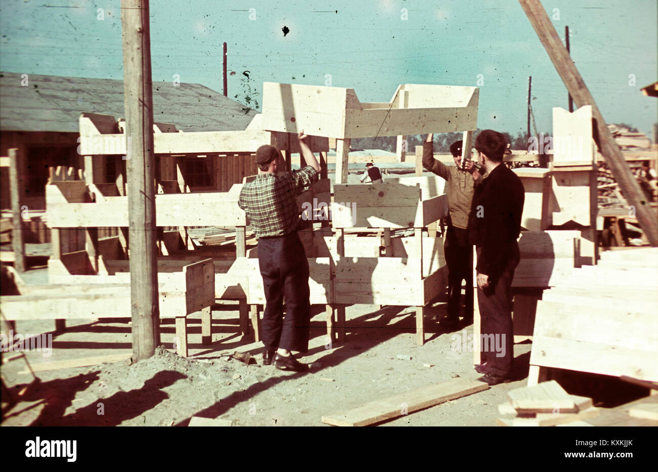 Ein historisches Foto oder Dokument, das die Rettung einer Bessarabierin dokumentiert und die humanitäre Hilfe und die Bemühungen um Flüchtlingshilfe während einer Zeit des Konflikts oder der Vertreibung veranschaulicht. Stockfoto