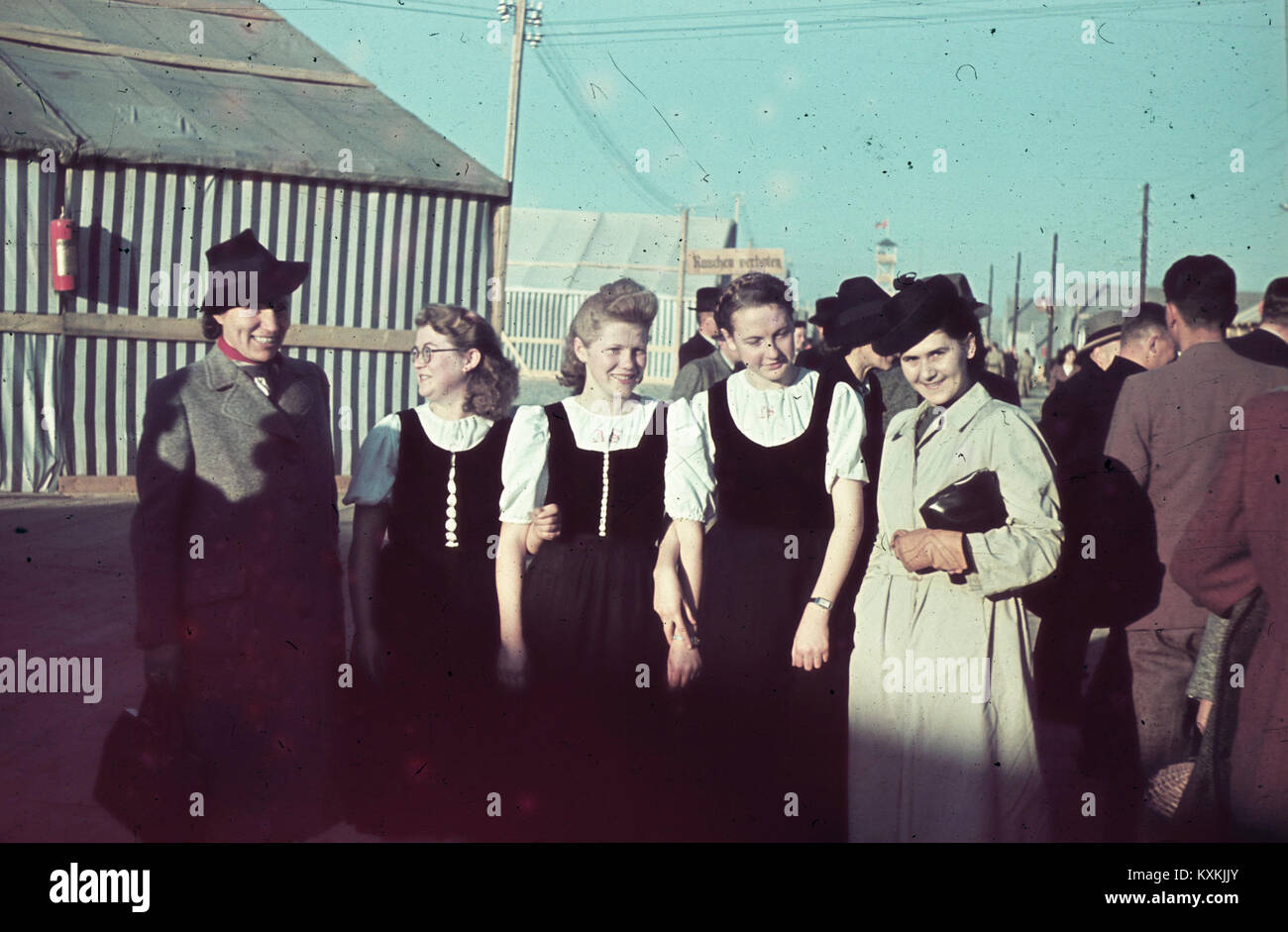 Ein temporäres Flüchtlingslager für Deutsche nach dem Zweiten Weltkrieg zeigt Vertriebene, die in der Nachkriegszeit in Übergangsunterkünften lebten. Stockfoto
