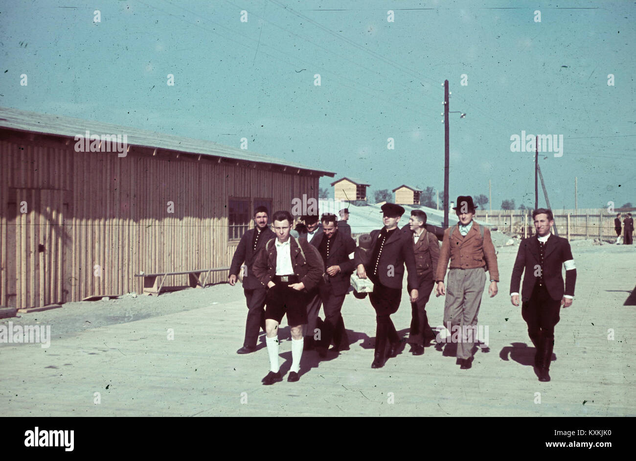 Dieses Bild zeigt ein temporäres Flüchtlingslager für deutsche Evakuierte aus Bessarabien, in dem Migration und Vertreibung Mitte des 20. Jahrhunderts hervorgehoben werden. Stockfoto