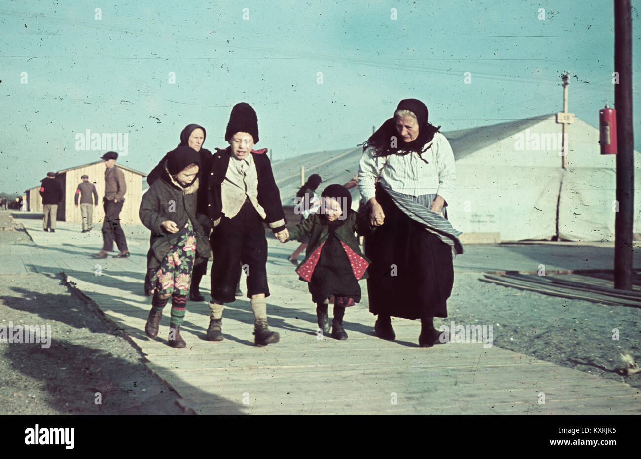 Dieses Foto aus der Sammlung Fortepan zeigt eine Veranstaltung, an der nationale oder ethnische Gruppen in Ungarn beteiligt sind, wobei der Schwerpunkt auf Kriegsflüchtlingen liegt. Es fängt einen historischen Moment ein und wirft Licht auf die menschliche Seite des Konflikts. Stockfoto
