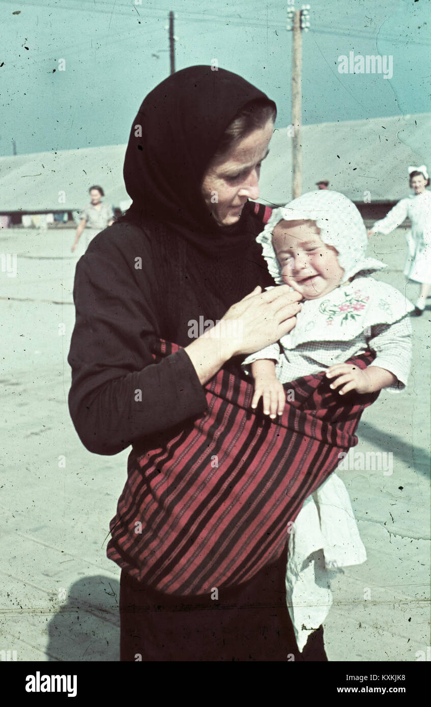 Flüchtlinge in Bessarabien, die in provisorischen Unterkünften untergebracht sind, veranschaulichen die Vertreibung und Migration ethnischer Gruppen. Stockfoto