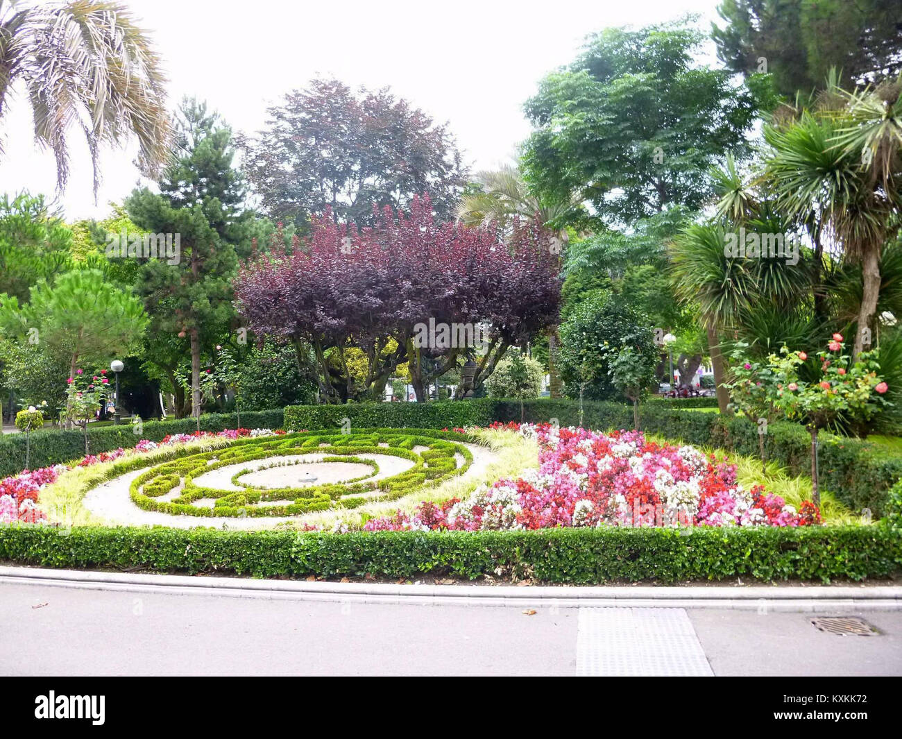 Der Jardín de Méndez Núñez in A Coruña, Spanien, ist ein städtischer Stadtgarten in der Nähe des historischen Stadtzentrums, mit alten Bäumen, gepflegten Wegen und öffentlichen Sitzplätzen als Teil der grünen Infrastruktur der Stadt. Stockfoto