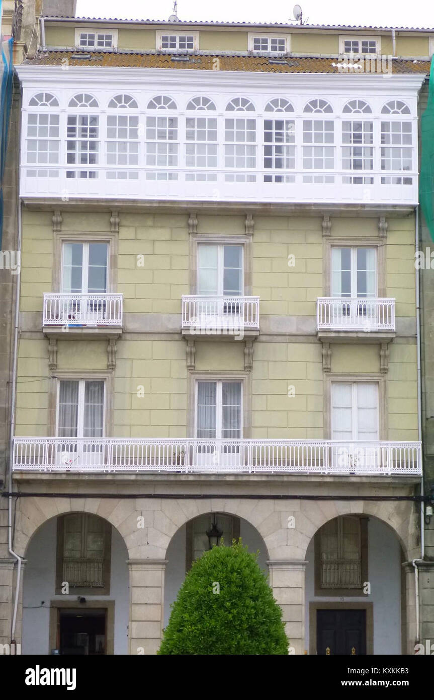 Die Plaza de María Pita ist ein prominenter Platz in A Coruña, Spanien, der für seine historische Bedeutung und die Statue von María Pita, einem lokalen Helden, bekannt ist. Stockfoto