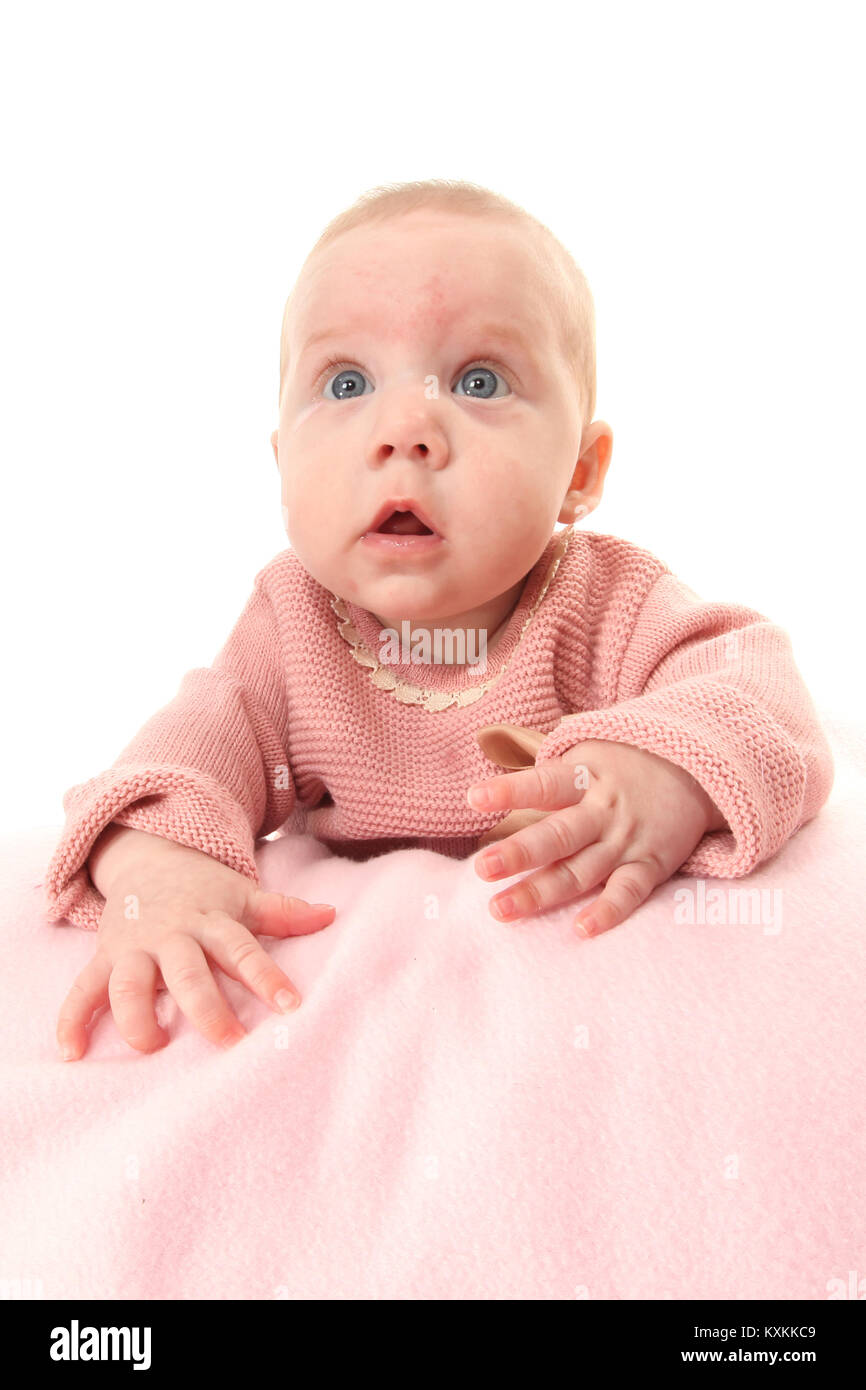Pretty baby Mädchen spielen auf rosa Decke, 3 Monat Meilensteine, die Entwicklung von Kindern Stockfoto