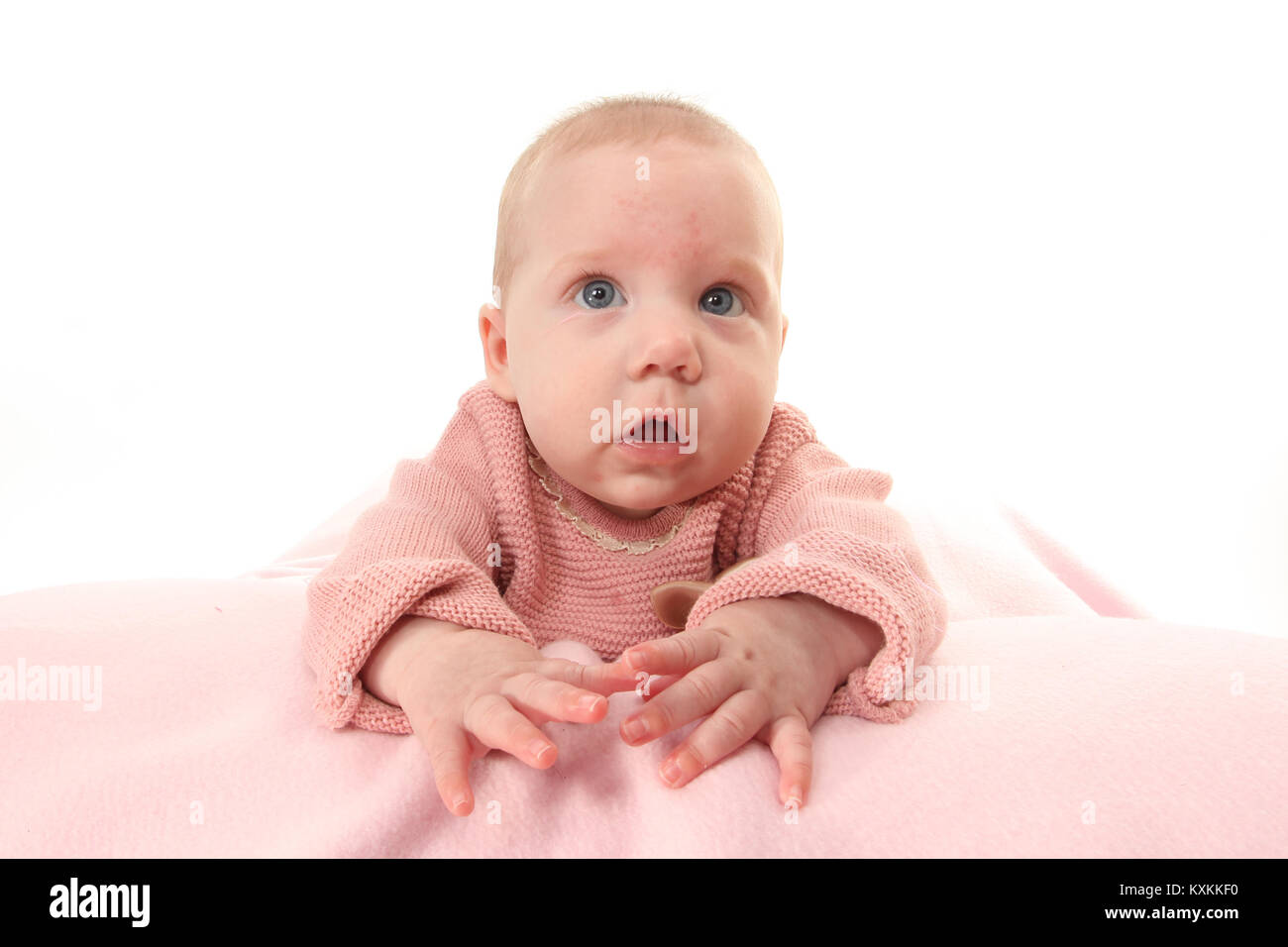 Pretty baby Mädchen spielen auf rosa Decke, 3 Monat Meilensteine, die Entwicklung von Kindern Stockfoto