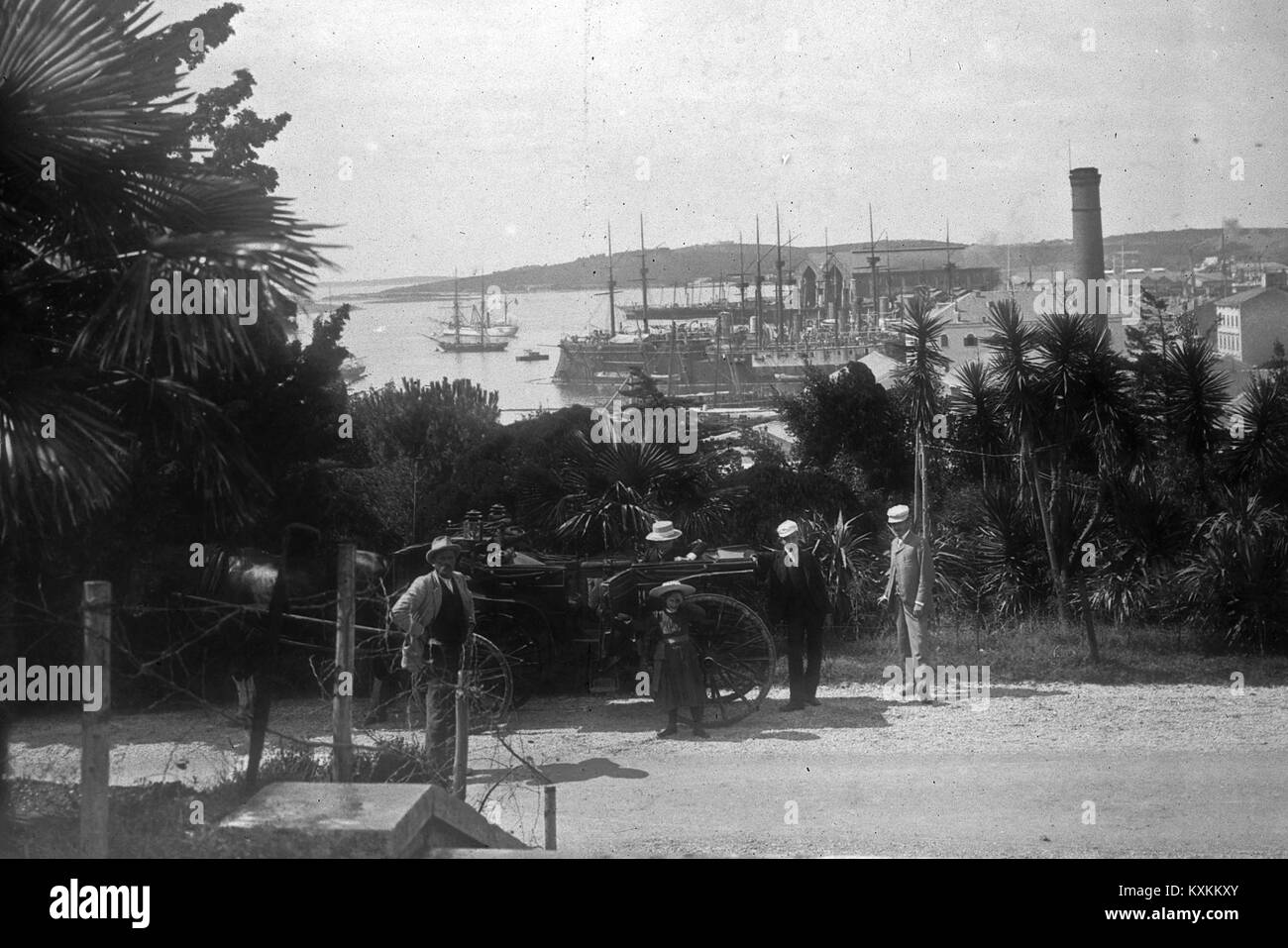 Foto des österreichisch-ungarischen kaiserlichen und königlichen Marinehafens, mit festgefahrenen Schiffen, Piers und Hafeninfrastruktur. Stockfoto