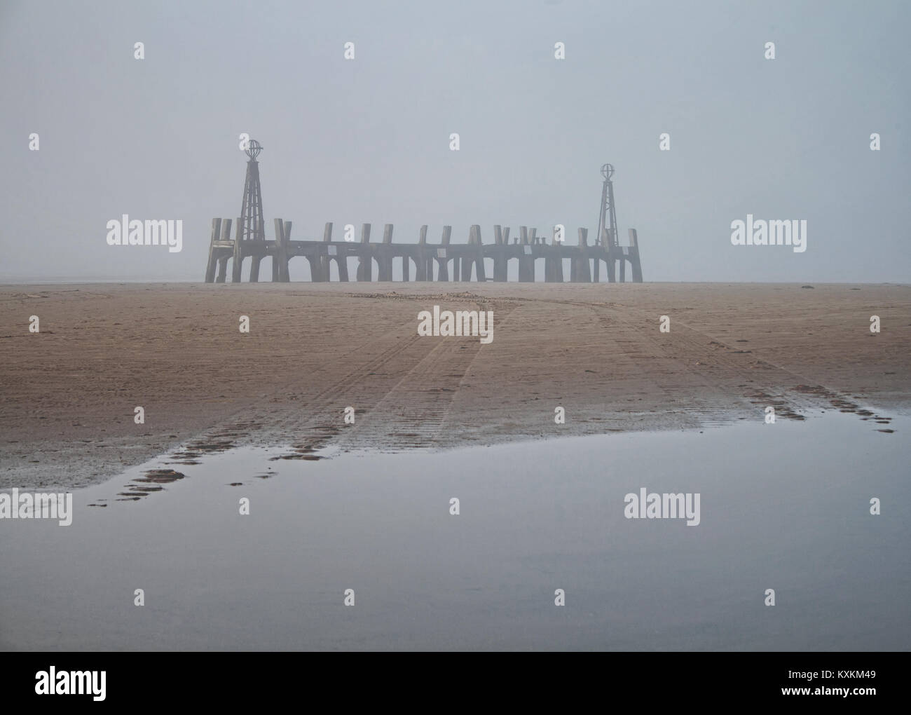 Der alte Pier in St Annes abgedeckt im Winter Nebel Stockfoto