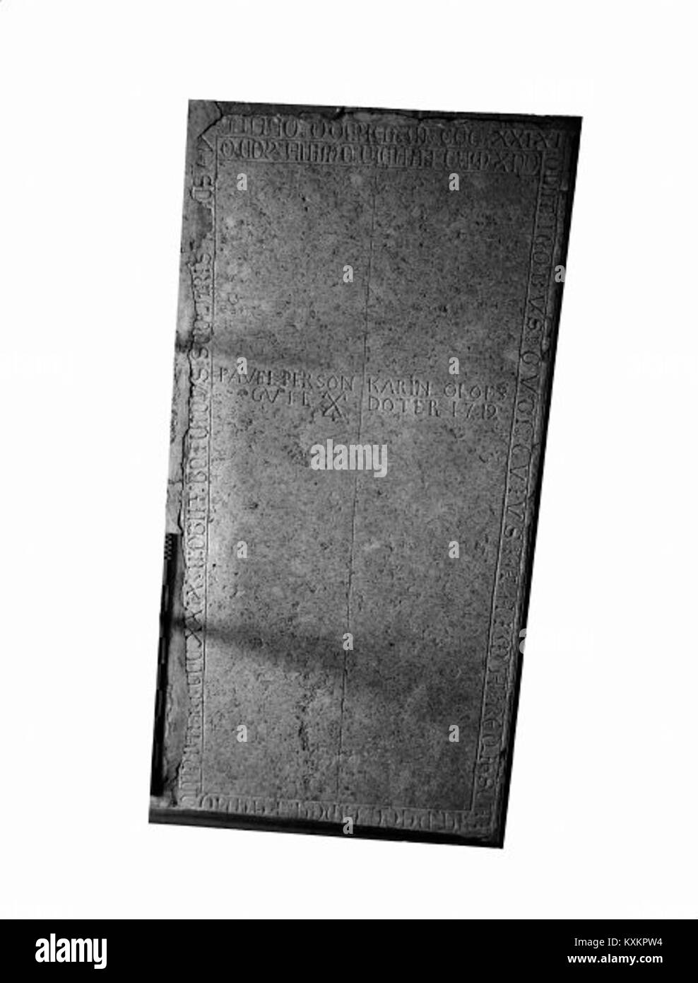 Foto der Bäls-Kirche in Schweden, die die historische Kirche, architektonische Merkmale und ihre Rolle als religiöses und gemeinschaftliches Wahrzeichen zeigt. Stockfoto