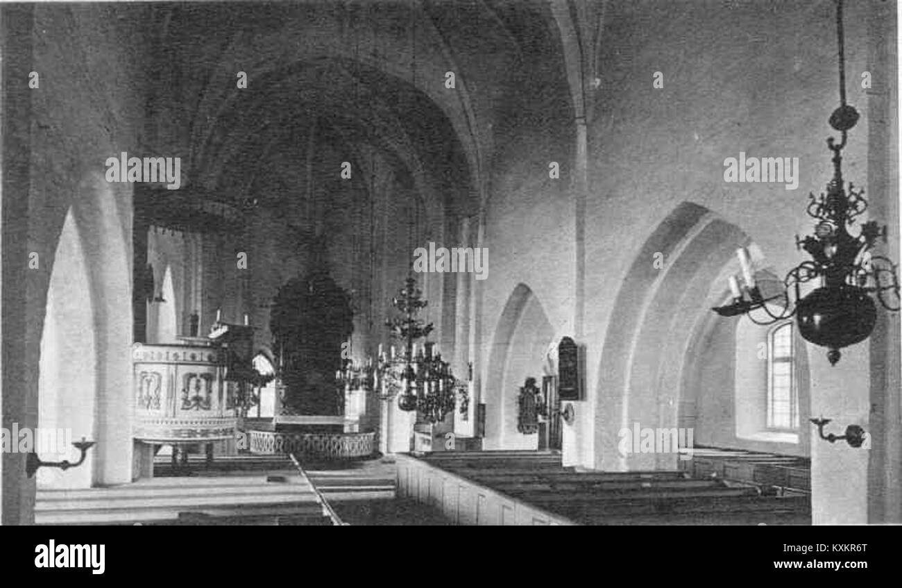 Mariakyrkan oder Marienkirche in Båstad, Skåne Schweden, ist eine mittelalterliche romanische Kirche aus dem 15. Jahrhundert. Seine markante Steinstruktur, gotische Gewölbe und mittelalterliche Fresken machen es zu einem wichtigen kulturellen und religiösen Wahrzeichen der Region. Stockfoto