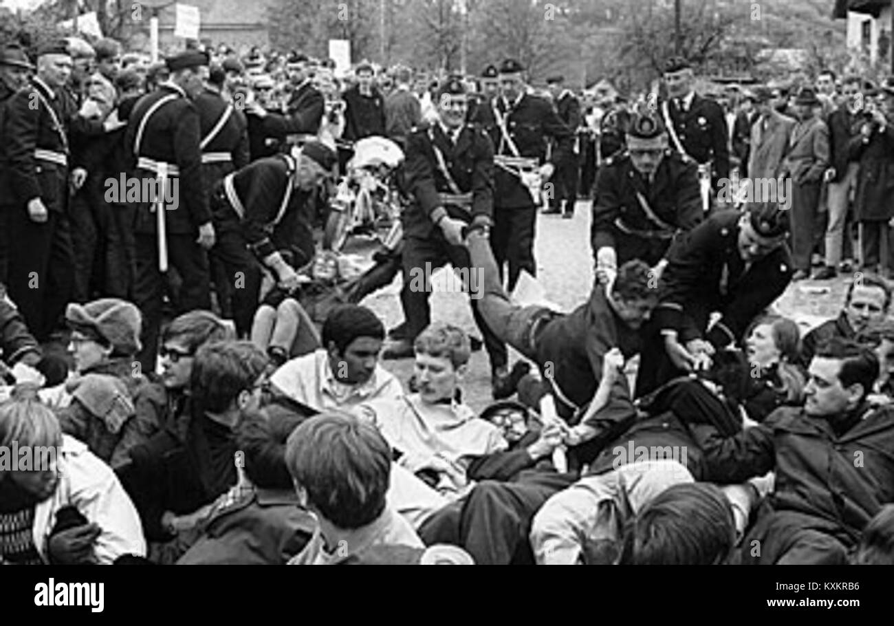 Foto, das die Unruhen im Jahr 1968 in Båstad, Schweden, dokumentiert und die Aktivität der Menschenmenge und die städtischen Störungen während der Veranstaltung zeigt. Stockfoto