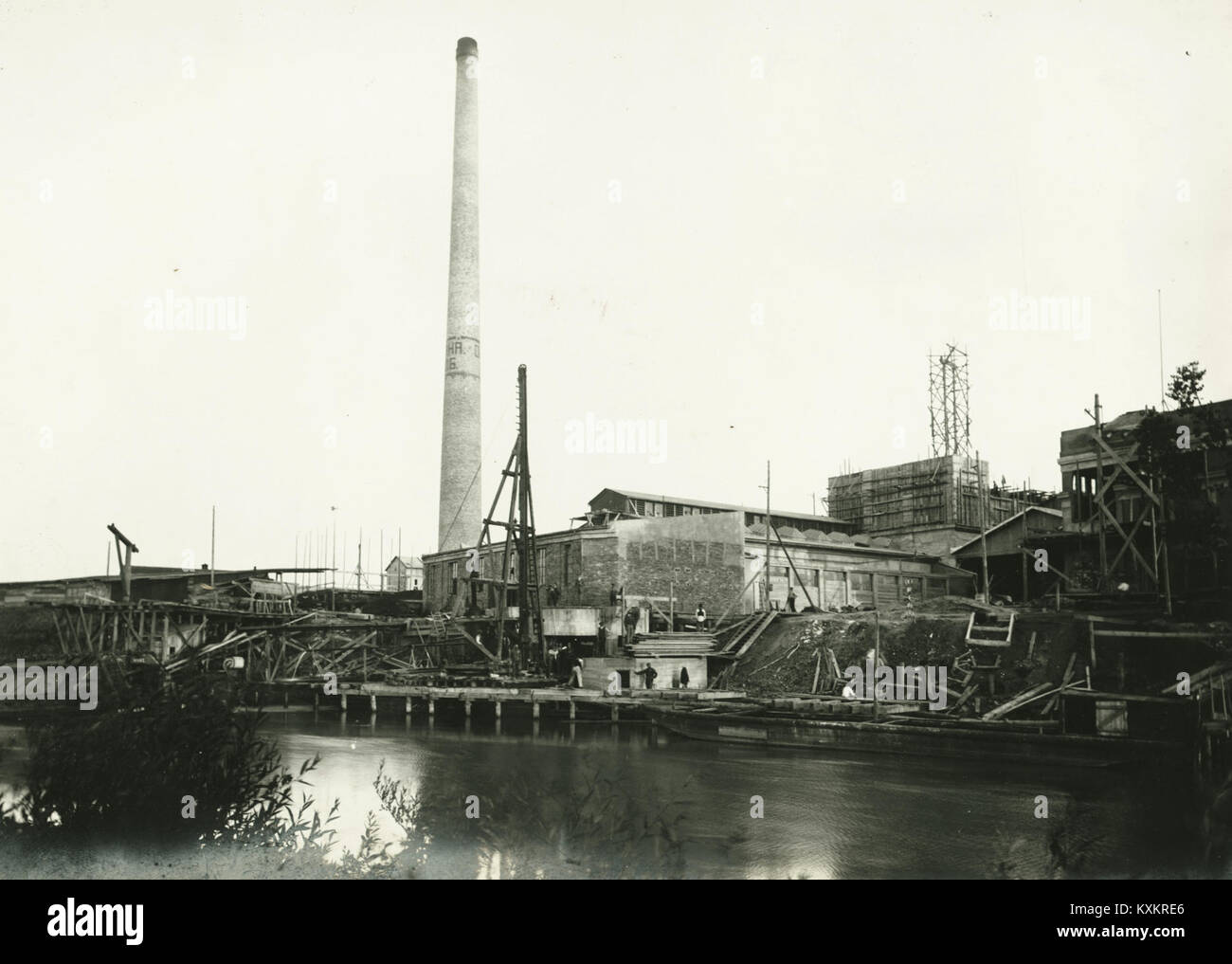 Dieses Foto zeigt den Fluss Béga in Ungarn, in der Nähe der Baustelle einer Ölfabrik. Das Bild spiegelt die industrielle Entwicklung entlang des Flusses im frühen 20. Jahrhundert wider. Stockfoto
