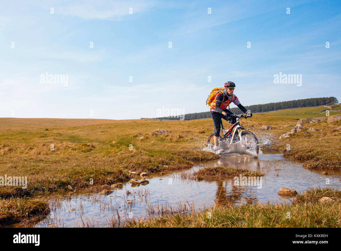 Biker Spritzwasser durch eine Furt auf Crosby Ravensworth fiel in den Yorkshire Dales National Park Stockfoto