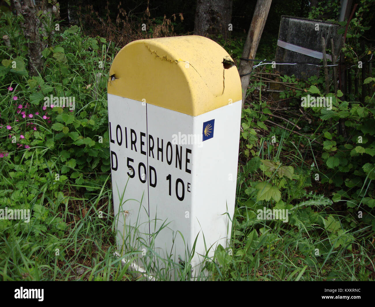 Diese Grenzmarkierung zwischen den Departements Loire und Rhône in Frankreich ist Teil des Jakobsweg-Netzes. Sie bezeichnet die regionale Teilung und dient als Wegweiser für Pilger. Stockfoto