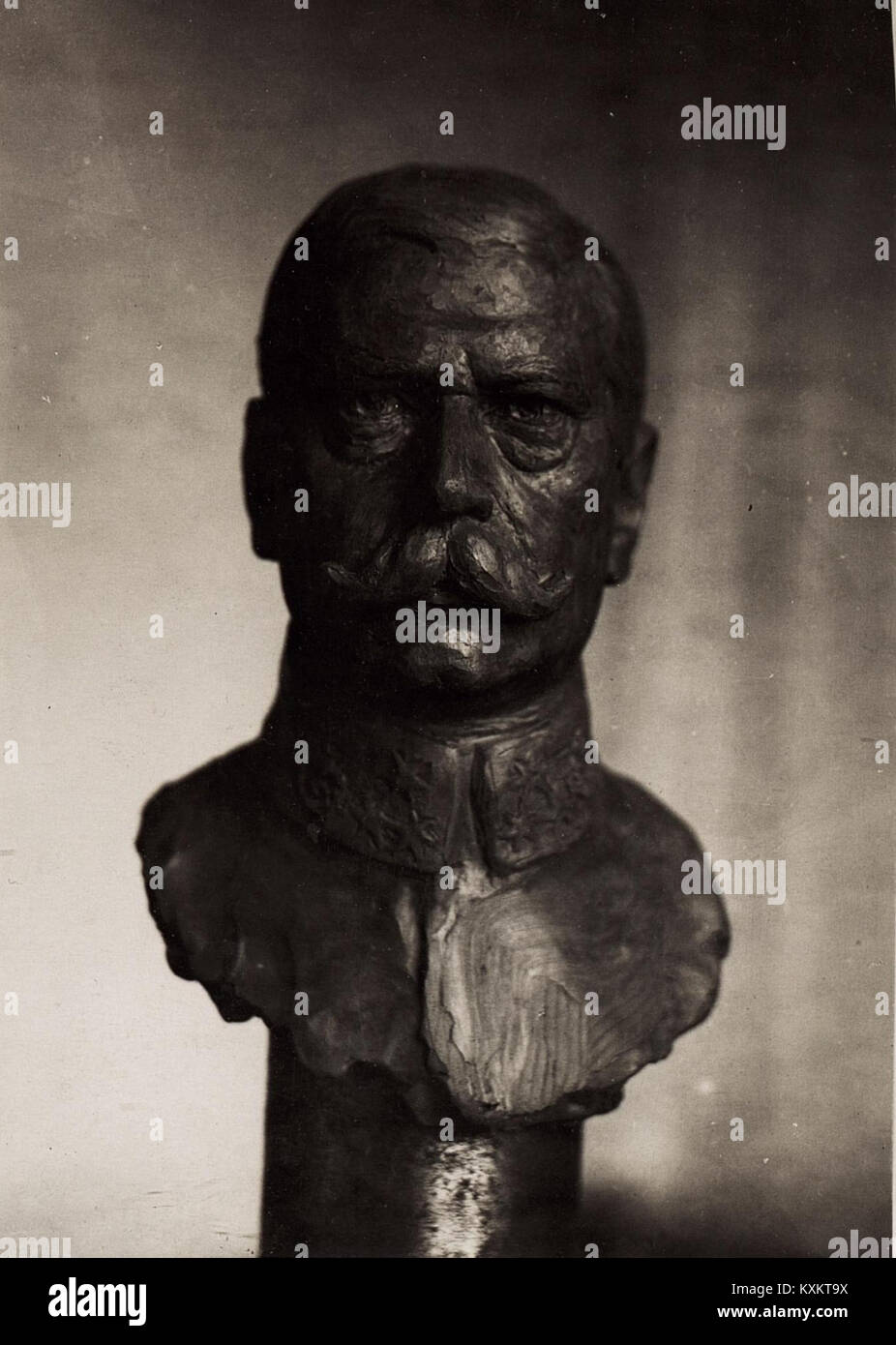 Diese Büste von Oberst Müller, dem Chef der Telekommunikation des 4. Heereskommandos, erinnert wahrscheinlich an seine Beiträge während des Krieges, die die Bedeutung der militärischen Führung und Telekommunikation in Konflikten widerspiegeln. Stockfoto