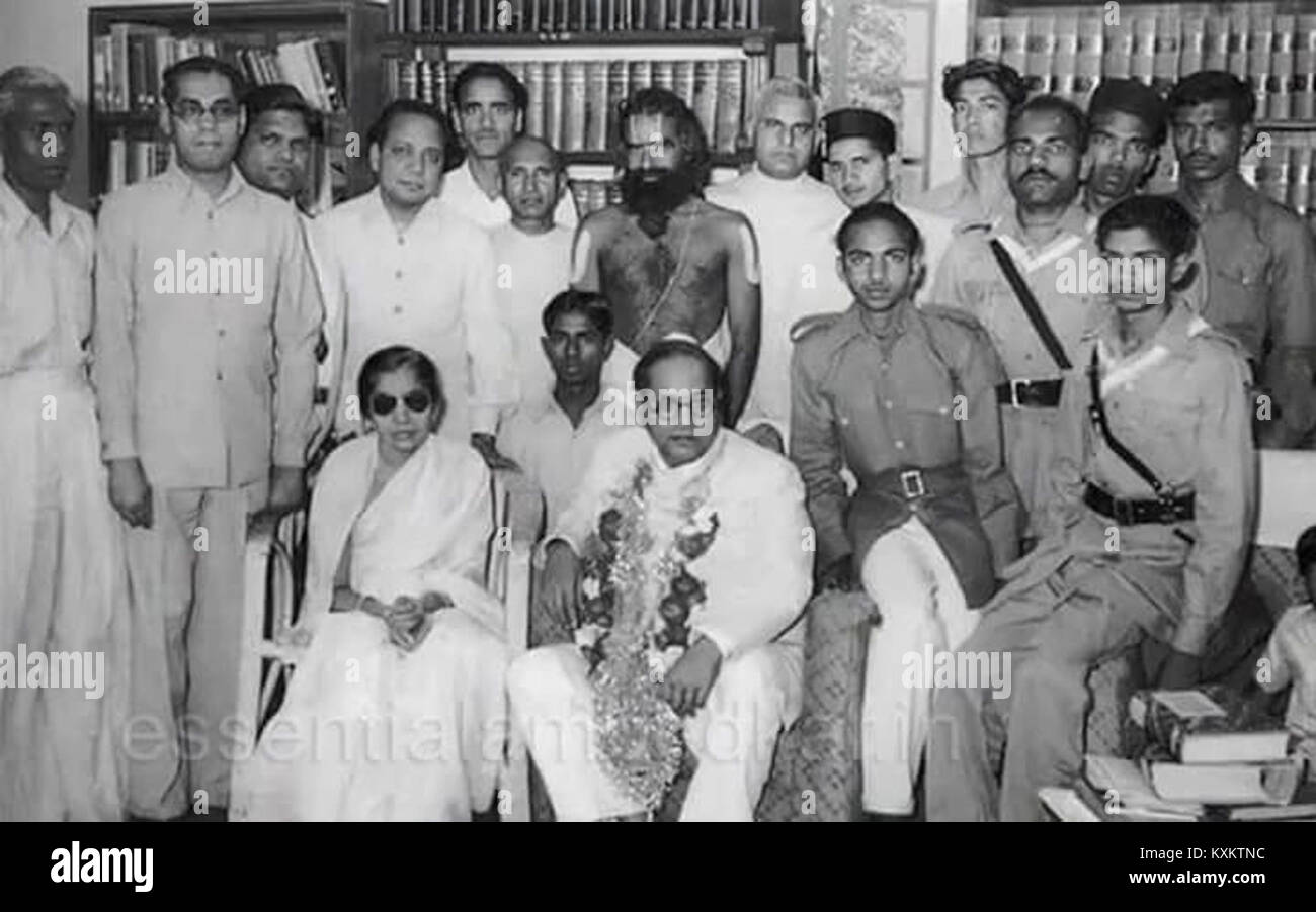 Mit Maisaheb babasaheb Ambedkar, Koch Sudâma und Anhänger an seinem 59. Geburtstag im Nr. 1, Harding Avenue, New Delhi - 1950 Stockfoto