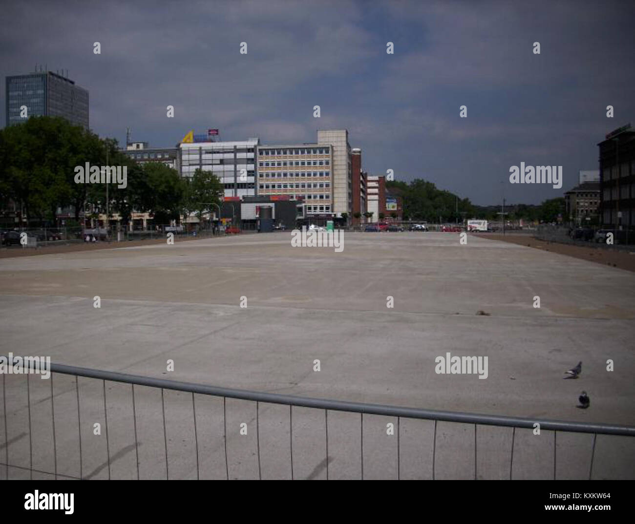 Ein öffentlicher Platz vor einem Bahnhof mit Fußgängerzonen, Straßenmöbeln und Zugangspunkten zum Bahnhof. Stockfoto