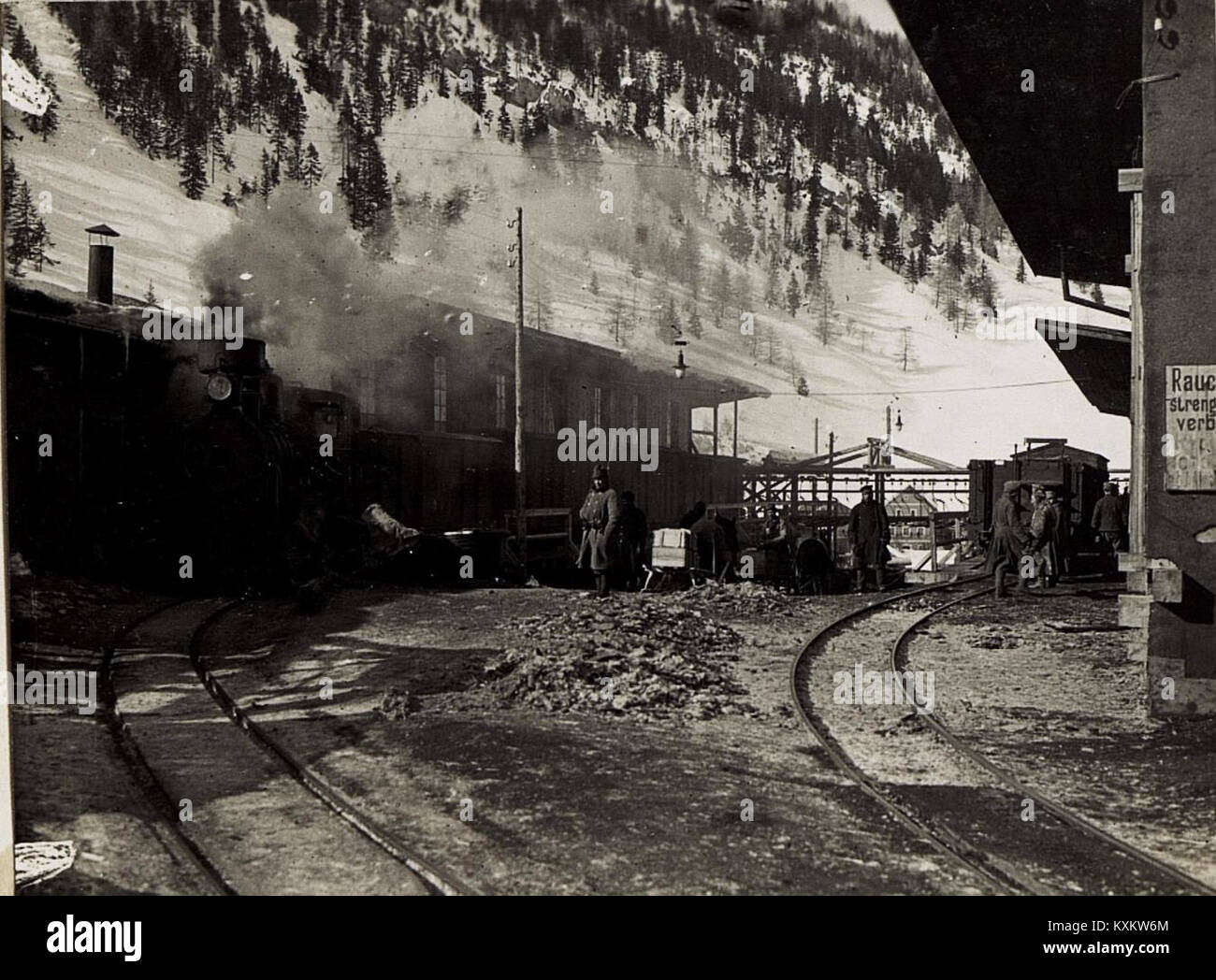 Das Foto zeigt eine Eisenbahnladebrücke bei Kilometer 31, die industrielle Infrastruktur, den Transportbetrieb und die technischen Merkmale des Eisenbahnnetzes zeigt. Stockfoto