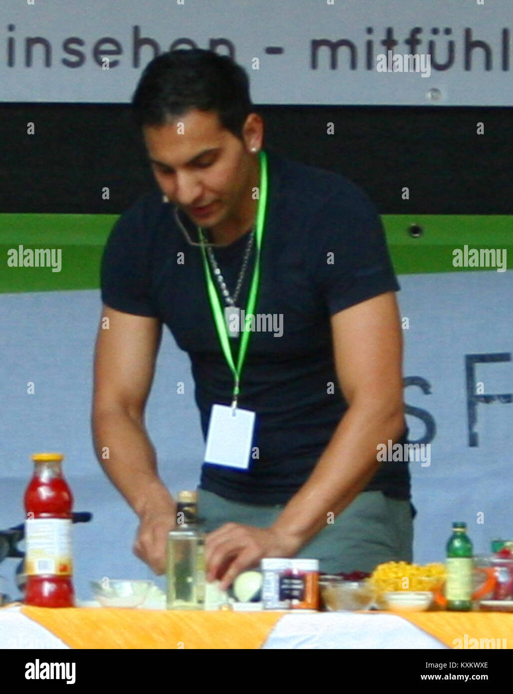 Attila Hildmann, eine bekannte Starkoch, nahm 2010 am Veggie Street Day in Dortmund teil. Bei der Veranstaltung wurden vegetarische und pflanzliche Kochmethoden vorgestellt, die Alternativen zu fleischbasierten Diäten vorstellten. Stockfoto