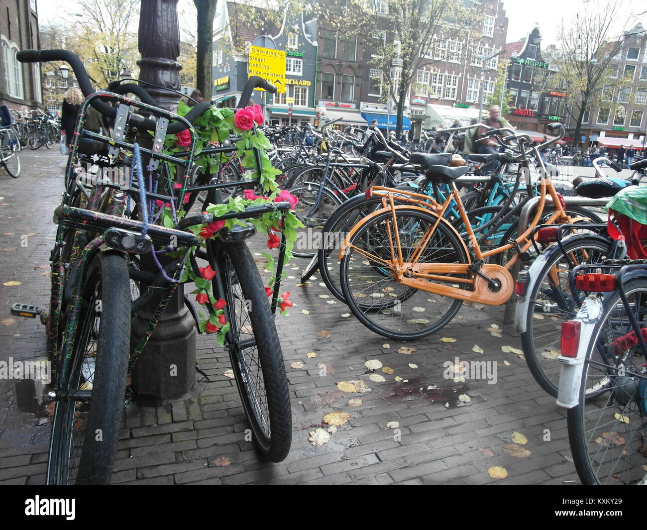 Amsterdam ist bekannt für seine ausgedehnte Fahrradkultur, wobei Fahrräder ein Hauptverkehrsträger für Einheimische und Besucher sind. Die Stadt verfügt über ein ausgedehntes Radwegenetz und eine fahrradfreundliche Infrastruktur. Stockfoto