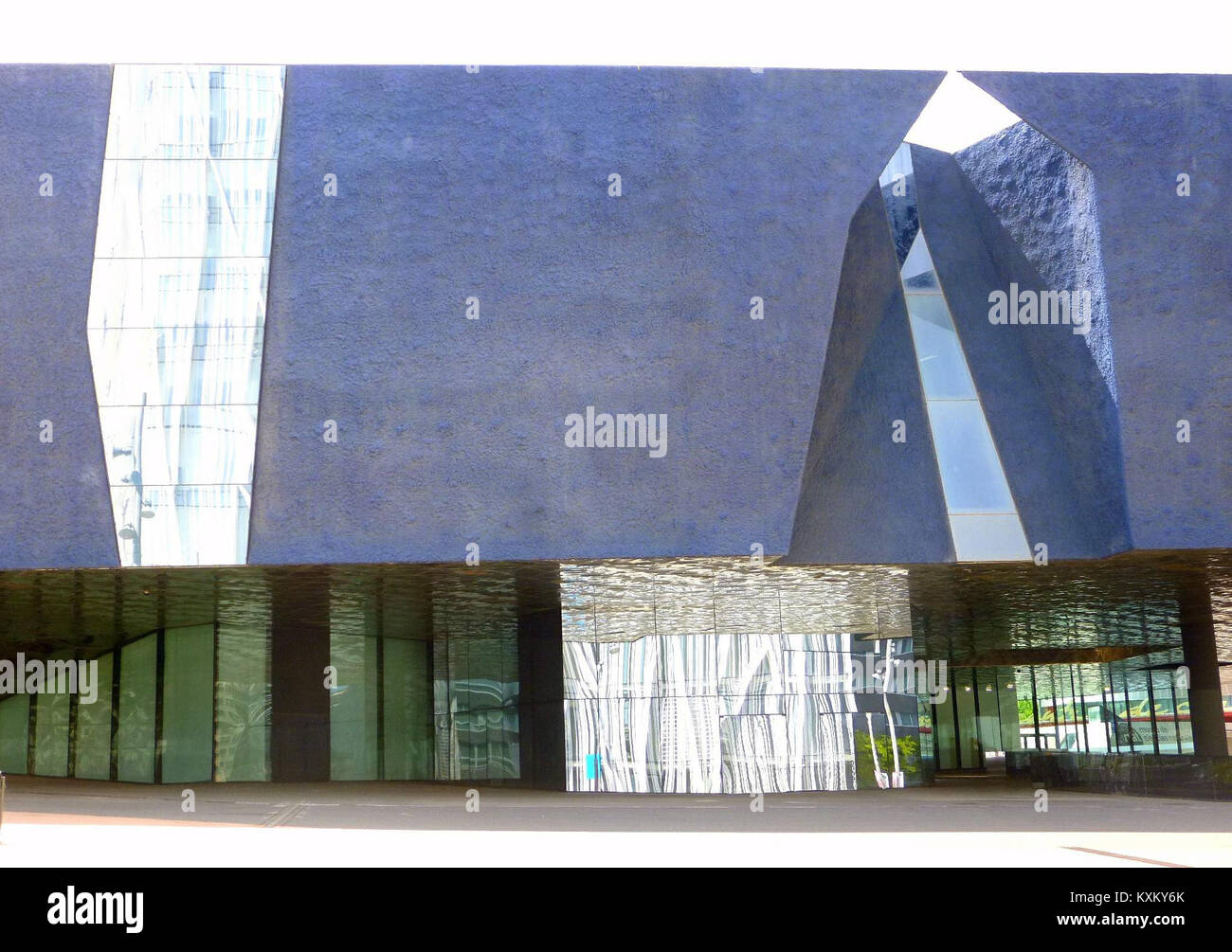 Fotografie des Museu Blau im Stadtteil Fòrum von Barcelona mit naturwissenschaftlichen Exponaten, Museumsarchitektur und pädagogischen Ausstellungen in Biologie und Geologie. Stockfoto