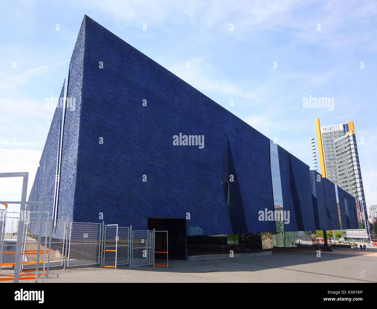 Das Museu Blau (Blaues Museum) befindet sich in Barcelonas Fòrum-Gebäude und ist ein bekanntes Naturwissenschaftsmuseum. Das Museum ist bekannt für seine moderne Architektur und Ausstellungen mit Bezug zur Natur. In der Nähe befindet sich das Hotel Barcelona Princess, ein bemerkenswertes Beispiel für zeitgenössische Architektur der Stadt. Stockfoto