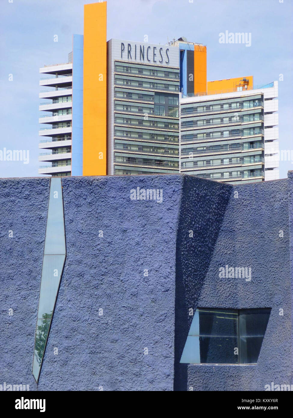 Das Foto zeigt das Museu Blau im Fòrum-Gebäude in Barcelona, Spanien, ein naturwissenschaftliches Museum mit Schwerpunkt Biodiversität und Umweltwissenschaft, neben dem Hotel Barcelona Princess, einem modernen Hotel in der Nähe. Stockfoto