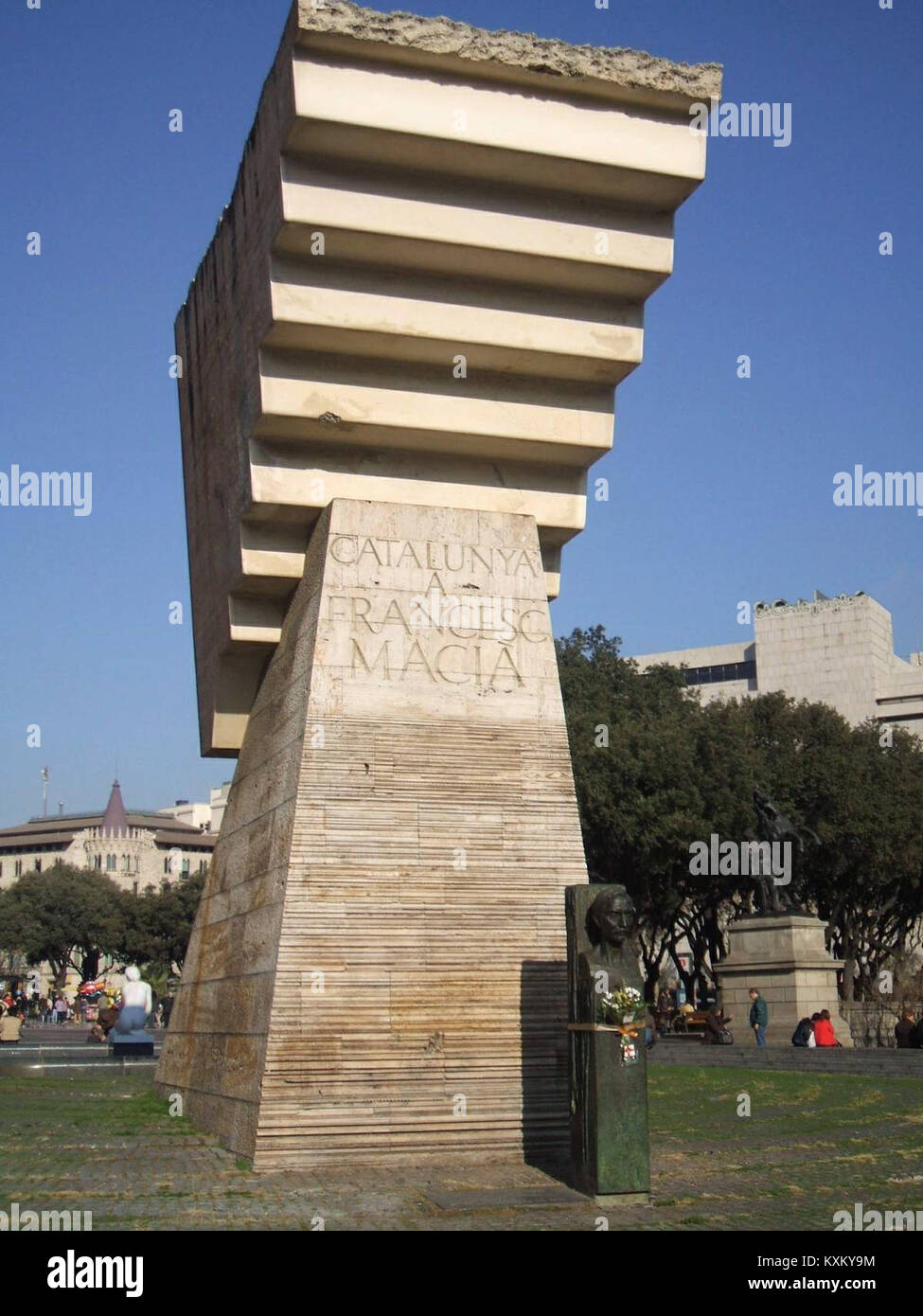 Monumento a Francesc Macià befindet sich an der Plaza de Catalunya in Barcelona, eine Statue, die an den katalanischen Politiker und Führer Francesc Macià erinnert und das politische Erbe der Region symbolisiert. Stockfoto