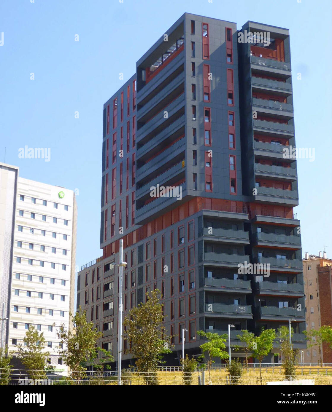 Sancho de Ávila 15 in Barcelona ist ein Wohngebäude im Stadtteil Parc i la Llacuna del Poblenou. Das von Valls i Musquera Architecture entworfene Gebäude verfügt über ein lineares Erdgeschoss und eine Blockstruktur, die zur urbanen Landschaft des Innovationsviertels 22@Barcelona beitragen. Stockfoto