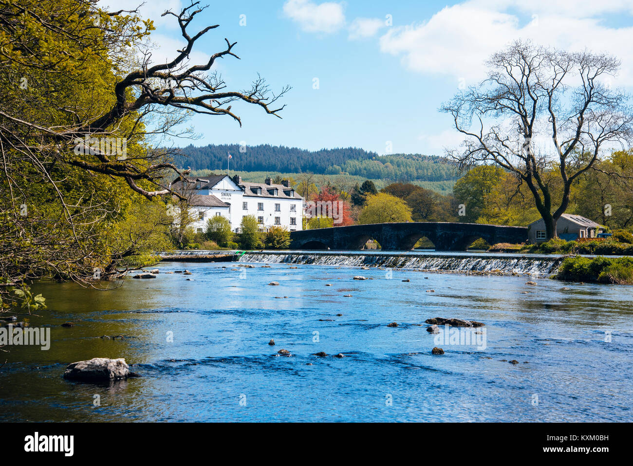 Fluß Leven und Swan Hotel in Newby Bridge im englischen Lake District Stockfoto