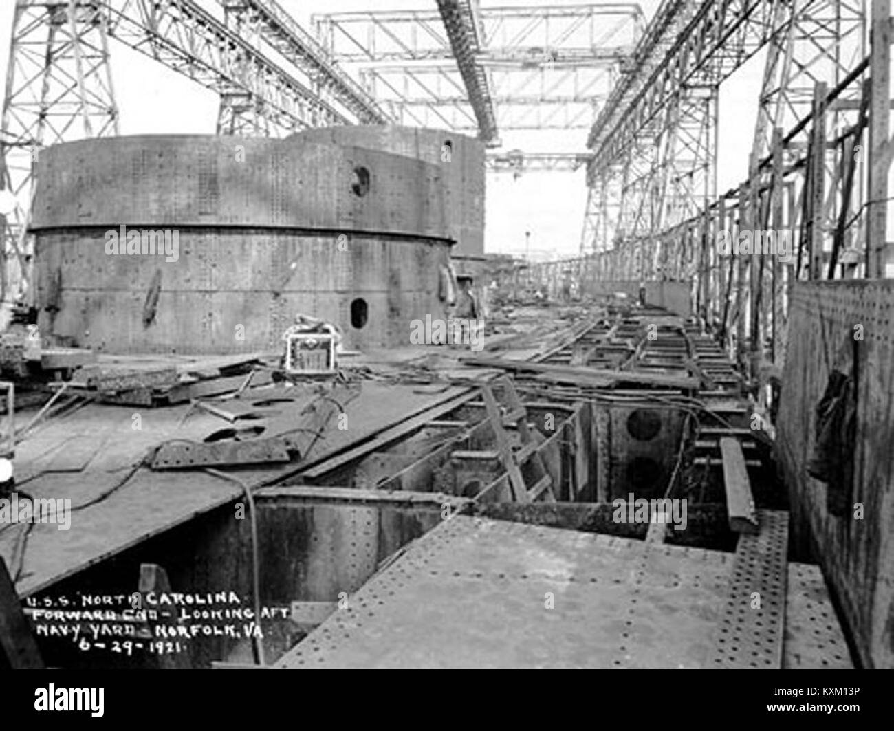 Das Bild zeigt die BB-52 PCU North Carolina und zeigt die Struktur des Schiffes vom Bug auf der Hafenseite aus, der nach hinten aussieht. Diese Ansicht bietet eine detaillierte Perspektive auf das Schlachtschiff, wobei der Schwerpunkt auf dessen Design und maritimen Fähigkeiten liegt. Stockfoto Das Bild zeigt die BB-52 PCU North Carolina und zeigt die Struktur des Schiffes vom Bug auf der Hafenseite aus, der nach hinten aussieht. Diese Ansicht bietet eine detaillierte Perspektive auf das Schlachtschiff, wobei der Schwerpunkt auf dessen Design und maritimen Fähigkeiten liegt. Stockfoto