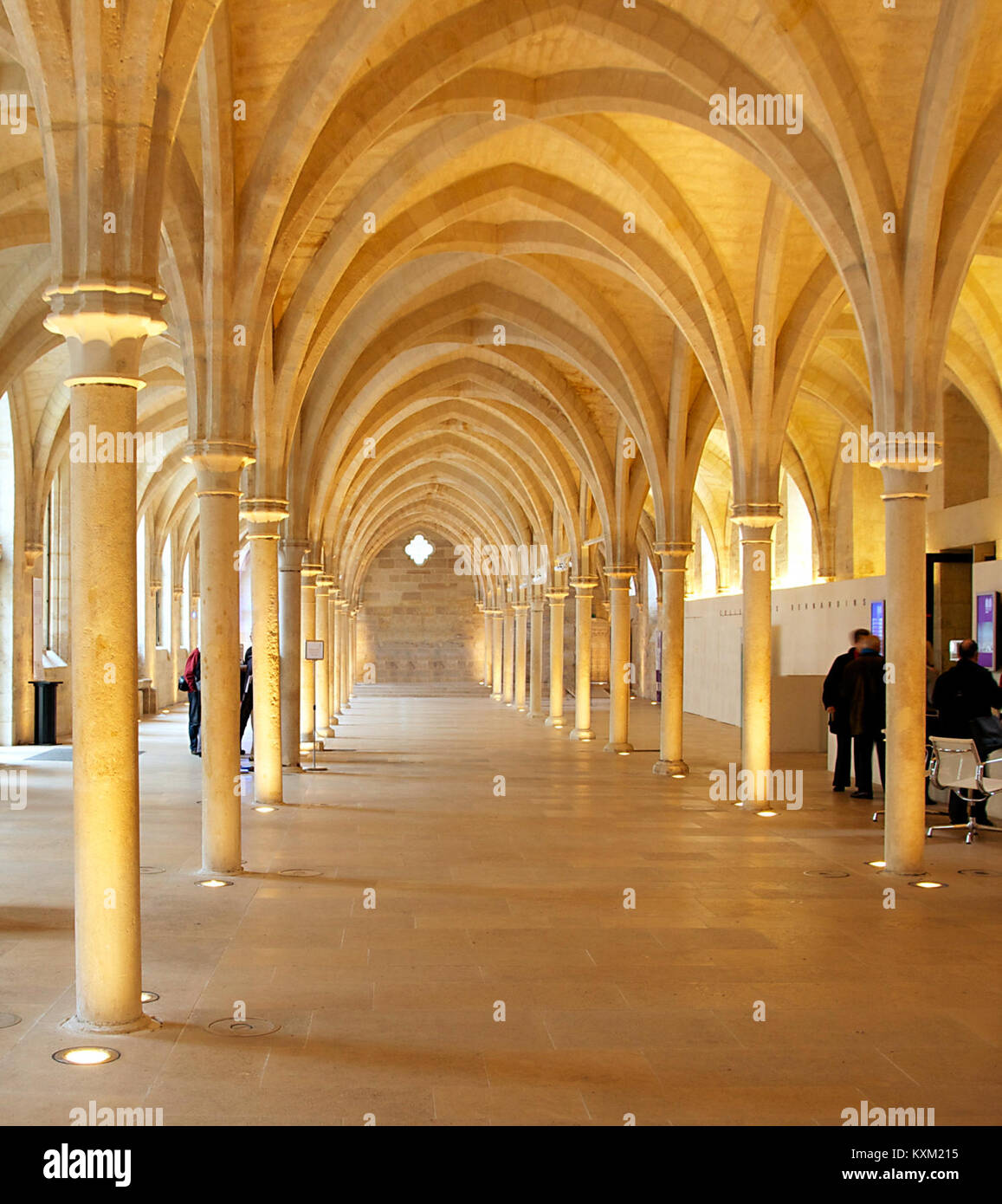 Das Collège des Bernardins in Paris, eine ehemalige Zisterzienserabtei aus dem 13. Jahrhundert, ist in diesem Foto vom Februar 2011 dargestellt. Das Hauptschiff zeigt seine gotische Architektur. Stockfoto