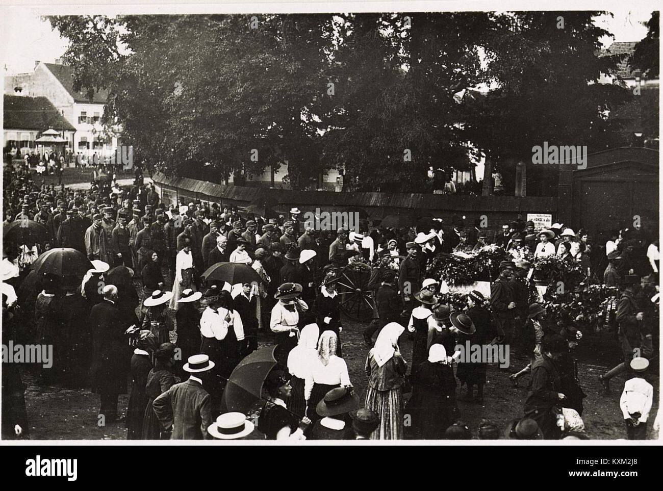 Die Beerdigung von Captain Ventura, dem Kommandeur der 30. Jagdgeschwader, spiegelt den militärischen Verlust und die zeremonielle Ehren während des Krieges wider. Stockfoto