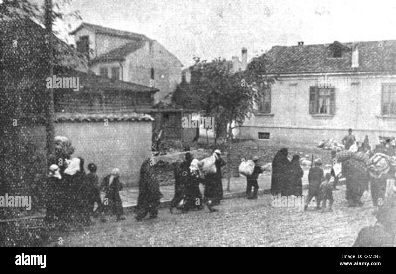 Flüchtlinge aus der Region Goriška verlassen ihre Häuser und weisen auf die Folgen der Vertreibung und der humanitären Hilfe während des Krieges hin. Stockfoto
