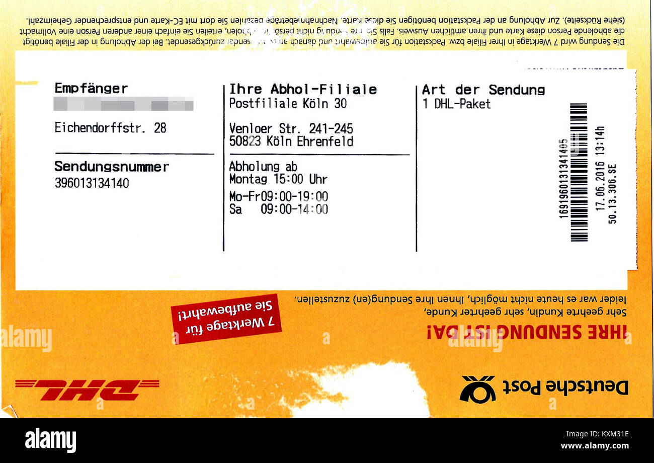 Die DHL-Benachrichtigungskarte informiert den Empfänger über die Ankunft oder Verfügbarkeit eines Pakets zur Abholung in einer lokalen DHL-Niederlassung und gibt den Kurierdienst und die Lieferlogistik an. Stockfoto