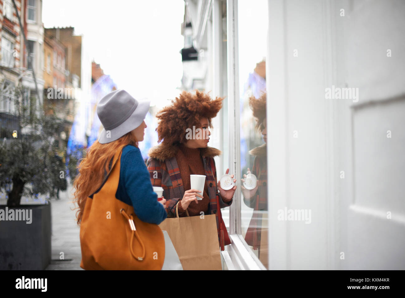 Zwei junge Frauen auf der Suche im Schaufenster Stockfoto