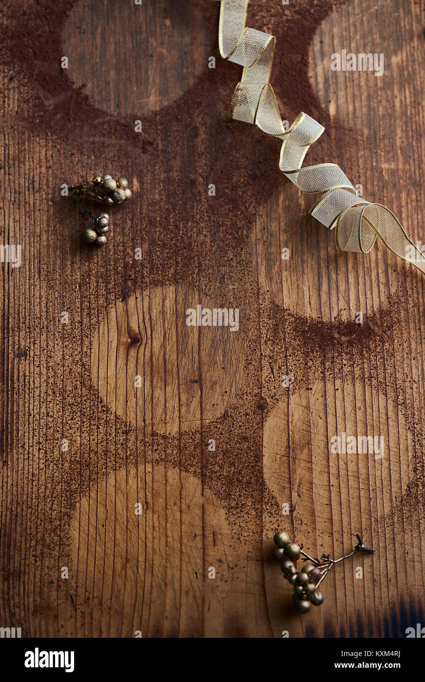 Holz- Oberfläche mit void von Weihnachten Torten, Kakaopulver, die zeigen, wo Torten verschoben wurden Stockfoto